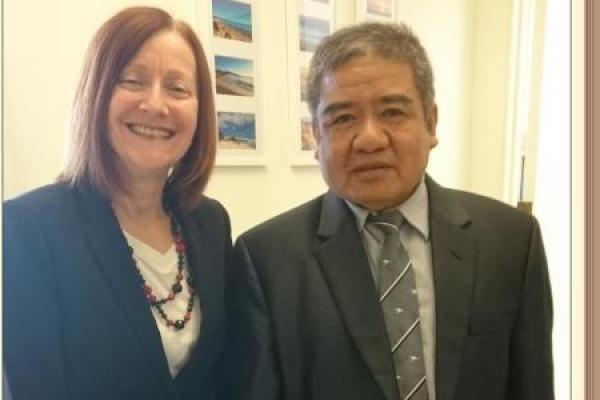 Ketua YPTB, Ferdi Tanoni (kanan) saat bertemu Senator Rachel Siewert (kiri) di Gedung Parlemen Australia, Canberra beberapa waktu lalu.