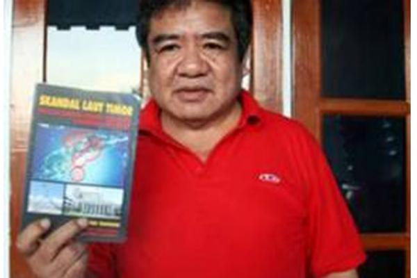  Ferdi Tanoni dengan buku yang tulisnya berjudul Skandal Laut Timor, Sebuah Barter Politik Ekonomi Canberra-Jakarta.