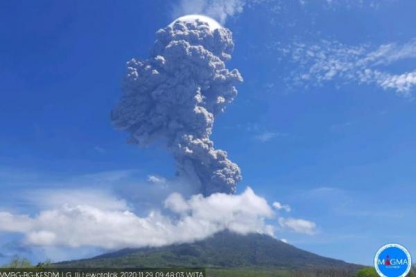 Gunung Ile Lewotolok di Lembata Semburkan Abu Tebal