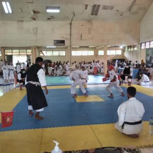Dua atlet kempo sementara bertarung pada Kejuaraan Kempo Antar Pelajar III se-Nusa Tenggara Timur di aula Serba Guna KONI NTT, sabtu (4/12/2021).