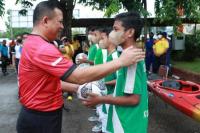  Kapolda NTT Irjen Pol Lotharia Latif menyumbang bola kaki kepada perwakilan pemain bola kaki U 14 yang berlatih di klub SSB Tunas Muda Kota Kupang di Mapolda NTT.