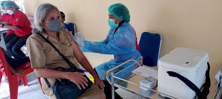 Salah seorang warga mendapat layanan vaksinasi dari tenaga medis RS Bhayangkara Titus Uly Kupang, Selasa (4/1/2022).