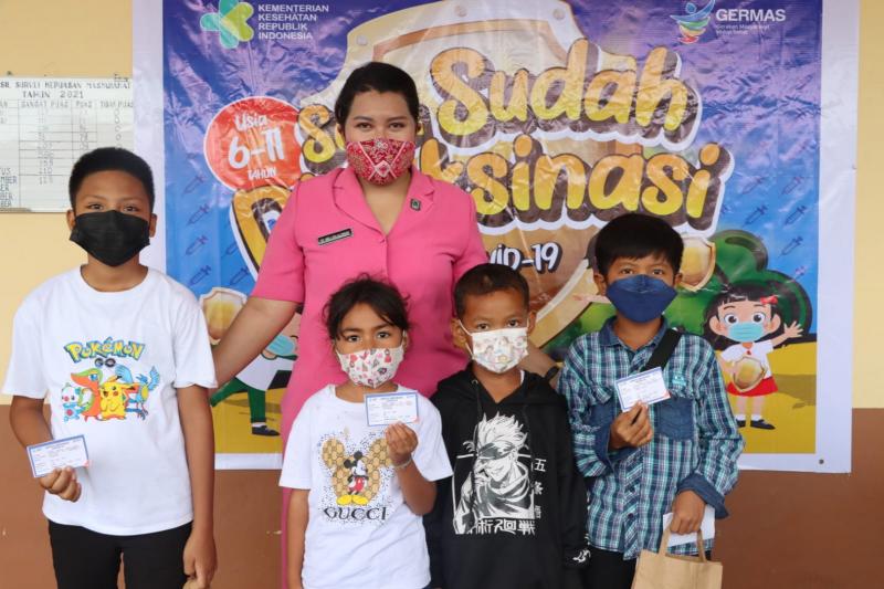 Ketua Bhayangkari Polres Kuang, dr. Melissa Aldinan Manurung foto bersama anak-anak usai mendapat layanan vaksinasi dosis I d=yabf diprakarsai Pengurus Bhayangkari Polres Kupang dengan protokol kesehatan ketat, Kamis (13/1/2022). 