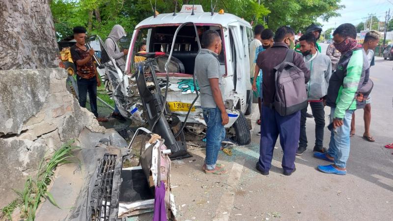Salah satu mobil mikrolet yang ringsek  akibat tabrakan beruntun yang menjadi tontotan warga di Jalan timor Raya Kelurahan Oesapa Barat. 