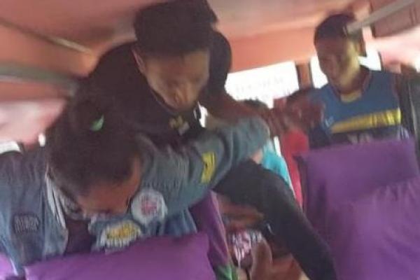 Tersangka pencurian ternak kerbau saat diamankan anggota Buser Polres Sumba Timur di atas bus. 