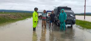 Kapolsek Amanuban Selatan  Ipda Maks Tameno dan anggota turun memantau dan melakukan patroli di daerah rawan banjir.