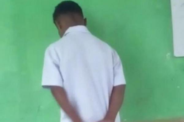  Siswa SMP Negeri 5 Satu Atap di Desa Nunkurus Kecamatan Kupang Timur, Imanuel Frama saat dihukum benturkan kepala ke tembok kelas oleh gurunya. 