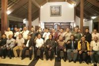 Wagub NTT, Josef Nae Soi selaku Ketua KONI NTT bersama Ketua KONI NTB, Mori Hanafi melakukan pertemuan dengan para Ketua KONI se-Indonesia di Gili Trawangan, Lombok Utara, Sabtu (19/3/2022) malam.
