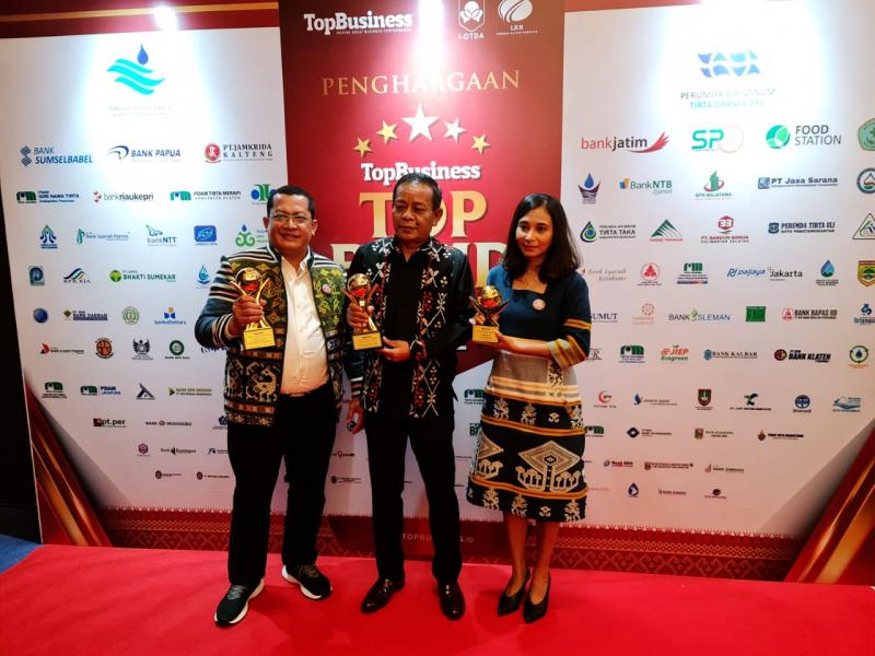 Borong 3 Penghargaan Di Top Bumd Awards 2022 Untuk Gubernur Ntt Vbl Bank Ntt Dan Direktur Utama