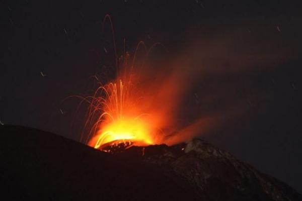 Gunung api Ili Lewotolokdi  Kabupaten Lembata saat mengeluarkan letusan.