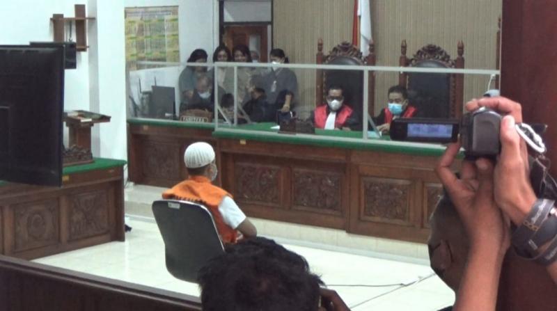 Terdakwa Randy Badjideh menjalani sidang perdana di Pengadilan Negeri Kupang 1A, Rabu (11/5/2022). 