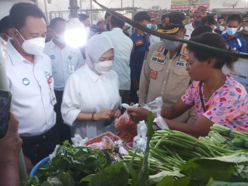 Deputi Gubernur Bank Indonesia Borong Sayur di Pasar Digital Labuan Bajo