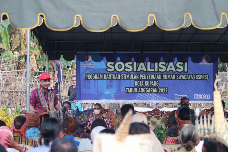  Wali Kota Kupang, Dr. Jefirstson R. Riwu Kore, MM, MH, saat menyampaikan Sosialisasi Bantuan Stimulan Penyedia Rumah Swadaya Tahun 2022 di  RT 002/RW 001, Kelurahan Alak, Kamis (12/5/2022). 