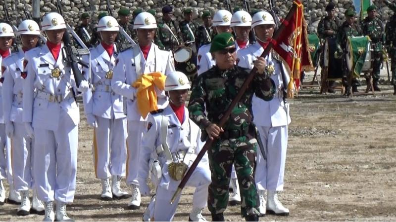 KASAD Jenderal TNI Dudung Abdurachman membawa lambang kesatuan saat meresmikan markas Satuan Artileri Pertahanan Udara (Arhanud), dan Satuan Artileri Medan (Armed) di Kabupaten Kupang, Nusa Tenggara Timur, Kamis (19/5/2022). 