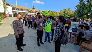 Ribuan peserta calon siswa Bintara bPolri 2022 saat menjalani pengukuran suhu dan para petugas melakukan facematching kepada setiap peserta, Kamis (19/5/2022).