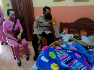 Bezuk Anggota Polri yang Sakit, Kapolres Kupang dan Ketua Bhayangkari Beri Bantuan