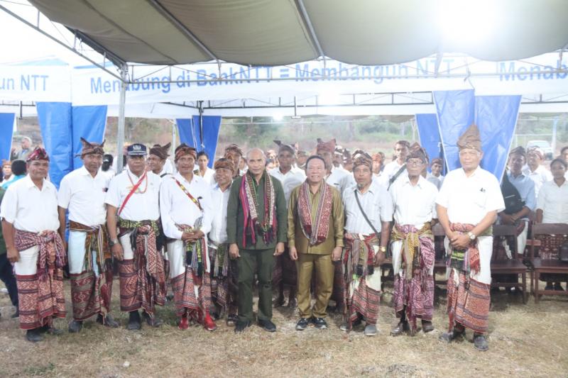 Gubernur NTT, Viktor Bungtilu Laiskodat bersama Bupati kupang, Korinus Masneno foto bersama para kepala desa dan Camat Amarasi Barat.