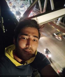  Hasan melakukan swafoto saat berada di puncak tiang besi Jembatan Liliba mencoba bunuh diri.