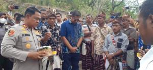 Kapolres Kupang AKBP FX Irwan Arianto menyerahkan oko mama saat mediasi warga terdampak pembangunan Bendungan Tefmo Manikin dengan pihak Balai Wilayah Sungai Nusa Tenggara (BWS NT II) serta pihak terkait.