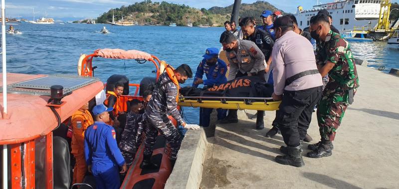  Tim gabungan dari Basarnas, Lanal Labuan Bajo bersama Satpamobvit Polres Manggarai Barat dan KPLP serta Polair mengevakuasi salah satu jenasah korban kecelakaan laut. 