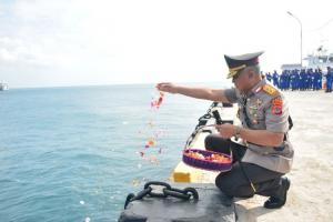 Peringati Hari Bhayangkara ke 76, Kapolda NTT Tabur Bunga di Laut