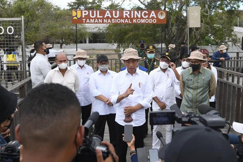 Presiden Jokowii memberikan keterangan kepada wartawan usai meresmikan dan meninjau penataan kawasan Pulau Rinca, Taman Nasional Komodo, Kabupaten Manggarai Barat, Labuan Bajo, Nusa Tenggara Timur (NTT), Kamis (21/07/ 2022).