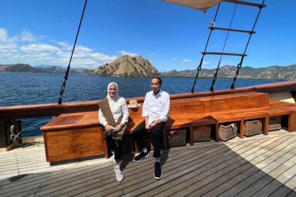 Presiden Jokowi dan Ibu Negara Iriana Jokowi di atas kapal pinisi saat berkunjung ke Pulau Rinca.