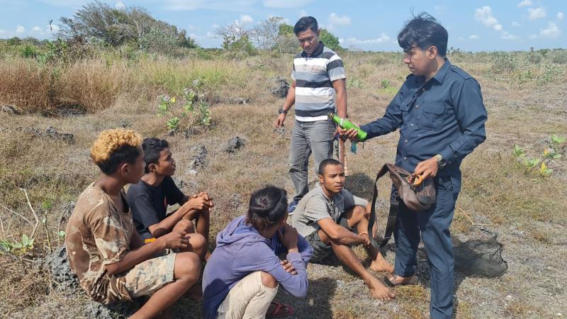 Anggota TNI dan  Satreskrim Polres Sumba Barat Daya, saat mengamankan 4 orang warga pelaku penangkaapan ikan menggunakan bom, Jumat (12/8/2022). 