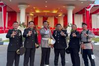 AKBP Agustinus Christmas selaku komandan upacara pada penurunan bendera di halaman rumah jabatan Gubernur Nusa Tenggara Timur bersama rekan sesama perwira Polri angkatan 2000 yang bertugas di Polda NTT di alun-alun rumah jabatan Gubernur NTT, Rabu (17/8/2022) petang.