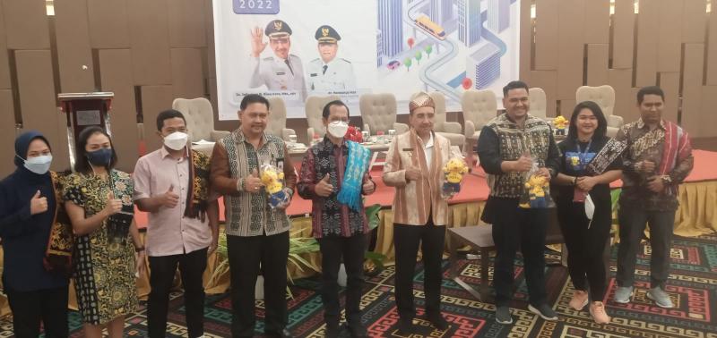Wali Kota Kupang, Jefri Riwu Kore didampingiKadis Kominfo Kota Kupang, Wildrian Ronald Otta saat menghadiri Evaluasi Smart City di Hotel Aston Kupang, Kamis (18/8/2022). 