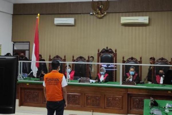 Terdakwa, Randy Badjideh saat mendengar putusan vonis mati oleh majelis hakim di PN Kupang, Rabu (24/8/2022)