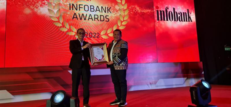 Kadiv Rencorsec dan Legal Bank NTT, Endry Wardono, saat menerima piagam penghargaan, Kamis (25/8/2022) pada ajang 27th Infobank Award 2022 di Ballroom Hotel Indonesia Kempinski, Kamis (25/8/2022) siang. (Foto: Humas Bank NTT)