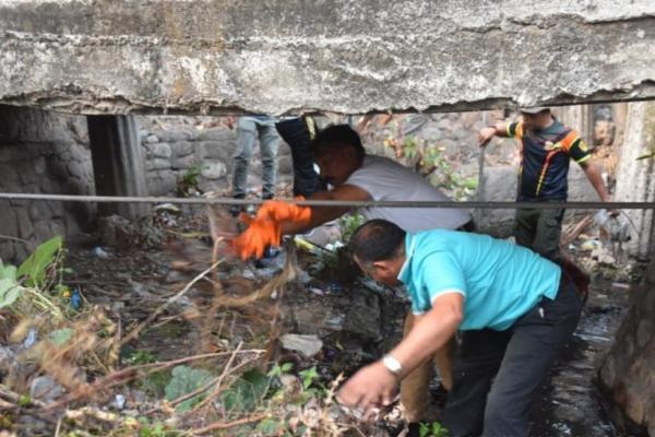 Penjabat Wali Kota Kupang, George Hadjoh turun langsung masuk ke dalam got membersihkan sampah pada saat Launching Gerakan Masuk Got, Jumat (1/9/2022).
