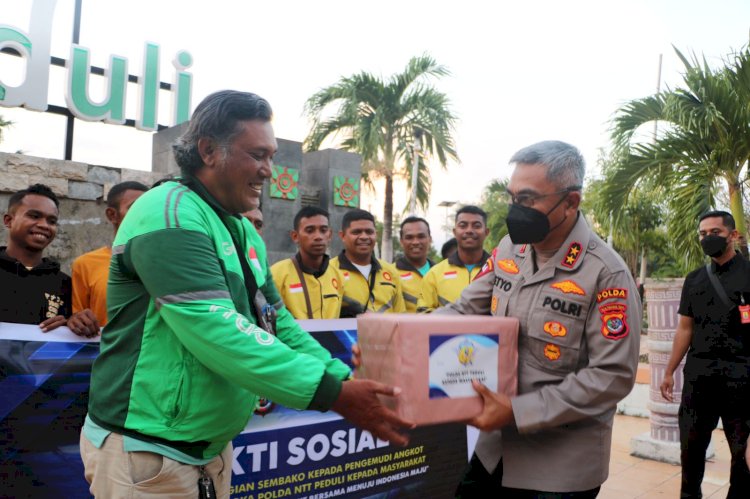 Kapolda NTT, Irjen Pol Drs Setyo Budiyanto, SH, MH, menyalurkan bantuan sosial kepada para sopir angkutan kota (Angkot) dan pengemudi ojek online (Ojol) di Kota Kupang, Rabu (7/9/2022).