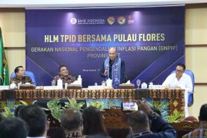  Gubernur NTT Viktor Bungtilu Laiskodat memimpin High Level Meeting Tim Pengendali Inflasi Daerah (TPID) bertempat di ruang rapat utama kantor Bupati Sikka, Minggu (11/9/2022). 