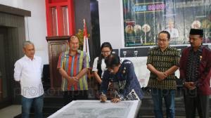 Penjabat Wali Kota Kupang, George Hadjoh saat menandatangani sekaligus mendukung Deklarasi Jurnalis Rukun dan Launching E-Book Narasi Damai yang digagas oleh Komunitas Peace Maker Kupang (Kompak) di Restoran Celebes Kupang, Kamis (29/9/2022).
