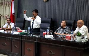 Penjabat Wali Kota Kupang, George M. Hadjoh saat membuka Focus Group Discussion (FGD) pembentukan Program Kampung Iklim di Kota Kupang, bertempat di aula Ruang Garuda Kantor Wali Kota Kupang, Rabu (28/9/2022). 