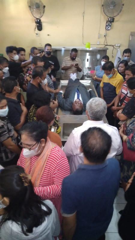  Jenazah Sekda NTT, Domu Warandoy usai menjalani visum et repertum di Rumah Sakit Bhayangkara Titus Uly, Minggu (2/10/2022).   