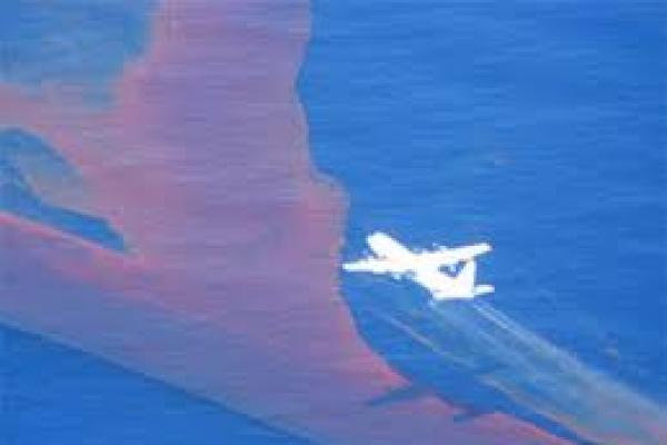 Pemerintah Australia Australian Maritime Safety Authority (AMSA) menerbangkan pesawat dan menyemprotkan dispersant untuk menenggelamkan tumpahan minyak Montara ke dasar Laut Timor, September 2009 silam. 