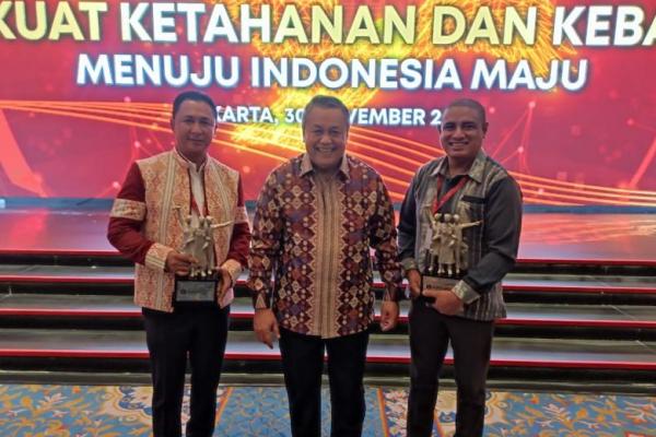 Dirut Bank NTT, Harry Alexander Riwu Kaho sambil memegang penghargaan BI Award 2022 foto bersama Gubernur Bank Indonesia Perry Warjiyo di Jakarta Convention Center (JCC), Senayan, Jakarta, Rabu (30/11/2022). 