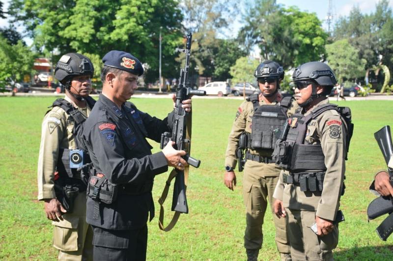  Tim dari Korps Brimob Polri yaitu, Kompol Kosmas selaku Katim bersama AKP Kasno dan Ipda Suyanto melakukan pengecekan kesiapan personel dan perlengkapan serta peragaan sebelum diberangkatkan untuk bertugas dalam Satgas Damai Cartenz, di lapangan apel Mapolda NTT, Jumat (2/12/2022). 