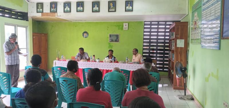 Penjabat Wali Kota Kupang, George Hadjoh melakukan dialog dengan masyarakat saat berkantor di Kelurahan Manutapen Kecamatan Alak Kota Kupang, Jumat (2/12/2022). 