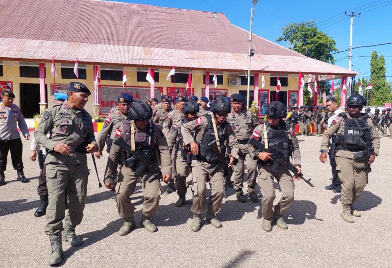 Kapolda NTT, Irjen Pol Johni Asadoma saat melepas keberangkatan satu kompi Brimob Polda NTT ke Canterz Papua di Mako Brimob Polda NTT, Sabtu (3/12/2022). 