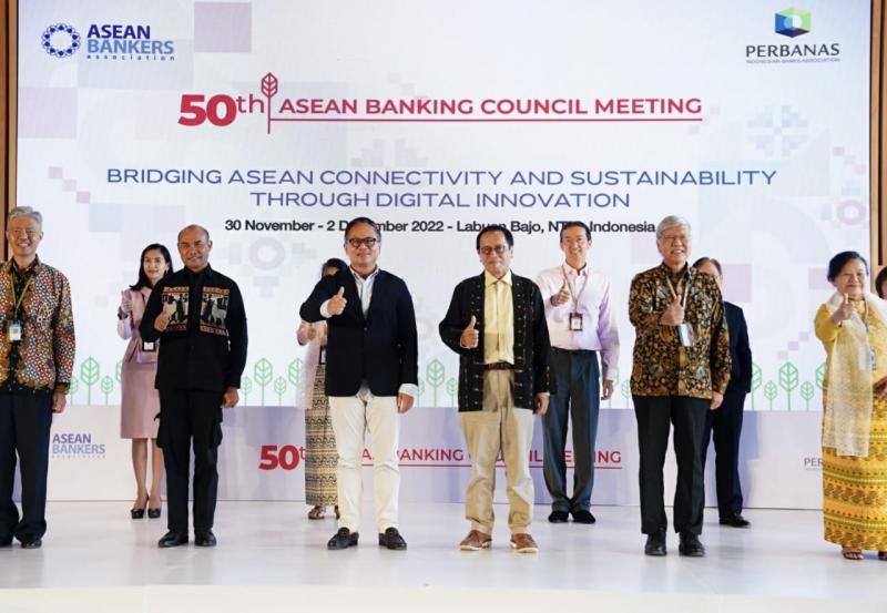 Wakil Menteri BUMN II, Kartika Wirjoatmodjo bersama Gubernur NTT, Viktor Bungtilu Laiskodat saat acara penutupan “50th ASEAN Banking Council (ABC) Meeting di Hotel Meruorah, Labuan Bajo-Manggarai Barat, Provinsi NTT, Jumat (2/12/2022).