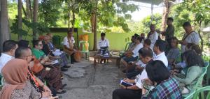  Penjabat Wali Kota Kupang, George Hadjoh melakukan dialog bersama warga saat berkantor di Kantor Kelurahan Mantasi Kecamatan Alak, Selasa (6/12/2022). 