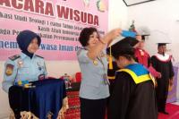 Sebanyak 25 orang yang merupakan Warga Binaan Lapas Perempuan Kupang akhirnya bisa menilmati sebuah keberhasilan mereka  dalam memperkokoh sebuah gelar pada bangku akademisi, Senin (5/12/2022).