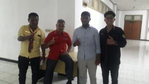 Ketua Fraksi PDI Perjuangan DPRD Kota Kupang, Adrianus Talli bersama mahasiswa Fisip Undana yang tekah menyelesaikan magang pada Sekretariat DPRD Kota Kupang selama empat bulan, Senin (5/12/2022).