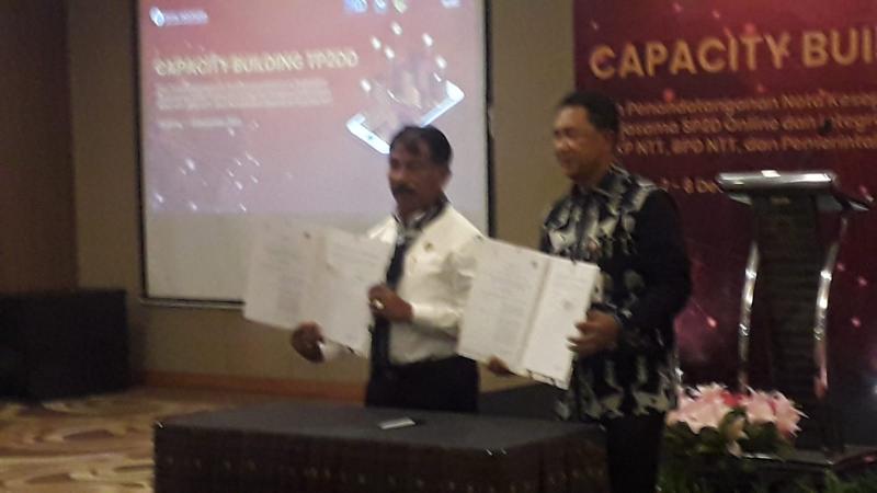 Penjabat Wali Kota Kupang, George Hadjoh bersama Dirut Bank NTT, Harry Alexander Riwu Kaho menandatangani MoU (Memorandum of Understanding) dan dan Perjanjian Kerjasama (PKS) SP2D Online yang terintegrasi dengan Content Management System (CMS) Bank NTT di Hotel Kristal Kupang, Rabu (7/12/2022). 