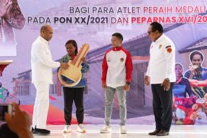 Gubernur NTT, Viktor Bungtilu Laiskodat didampingi Ketua KONI NTT, Josef Nae Soi yang juga Wagub NTT menyerahkan bonus rumah kepada atlet berprestasi peraih medali pada Pekan Olahraga Nasional (PON) XX 2021 dan Pekan Paralimpik Nasional (PEPARNAS) XVI 2021 Papua, Jumat (16/12/2022).