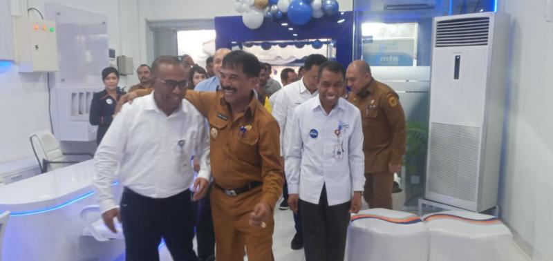 Pejabat Wali Kota Kupang, George Hadjoh merangkul Kepala KCK Bank NTT, Sony Pellokila usai meresmikan Kantor Cabang Pembantu (KCP) Bank NTT Oesapa, Senin, (9/1/2022). 
